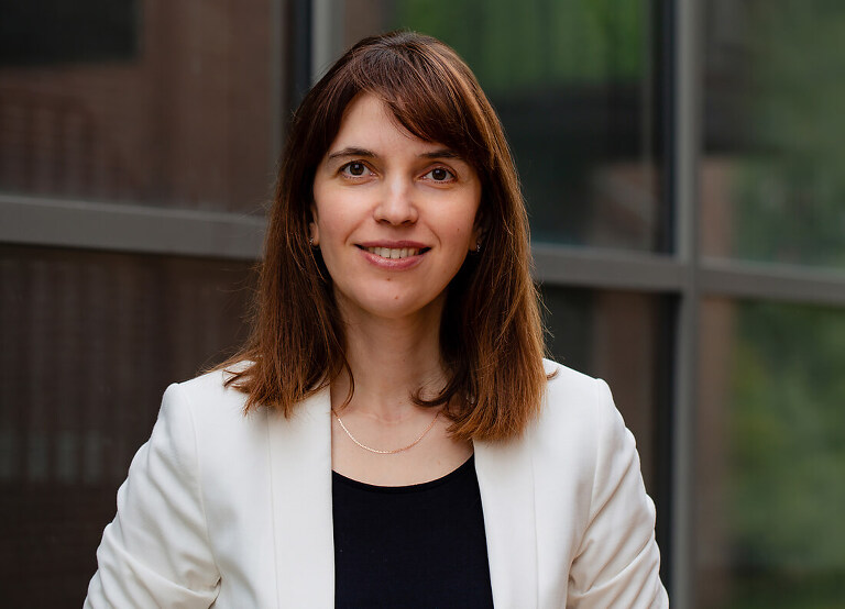 Bewerbungsfoto: eine Frau posiert für ein Bewerbungsfoto in Halle.